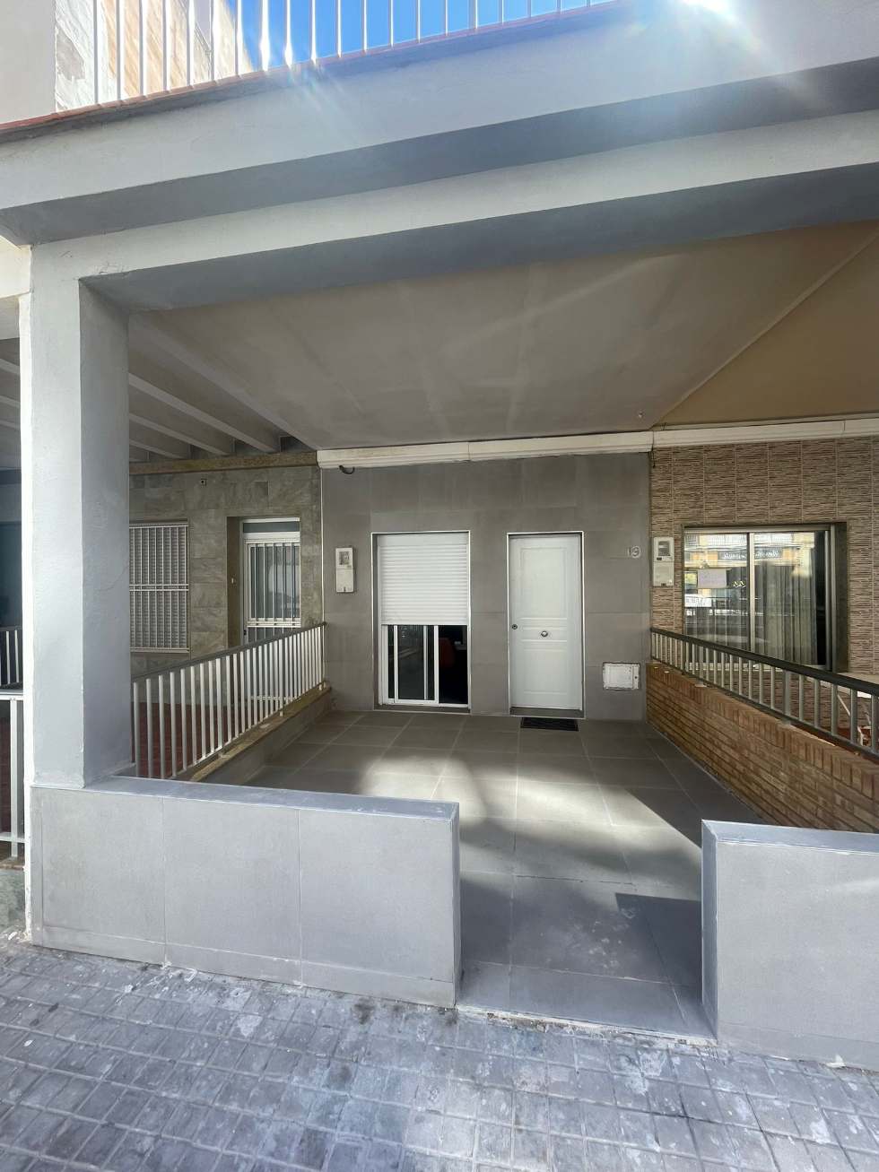 Acceso y exterior de vivienda reformados en Valencia